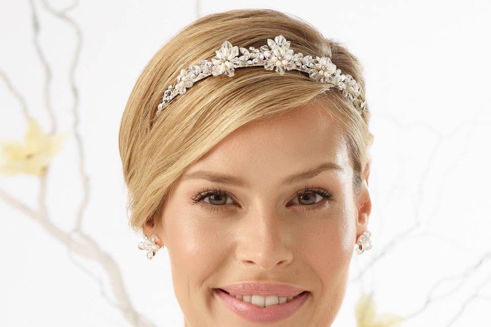 https://cdn0.bodas.net/vendor/75339/3_2/960/jpg/tiaras-y-diademas-de-novia-baratas-pedreria-online-odilia-bridal-copia_1_75339.jpeg