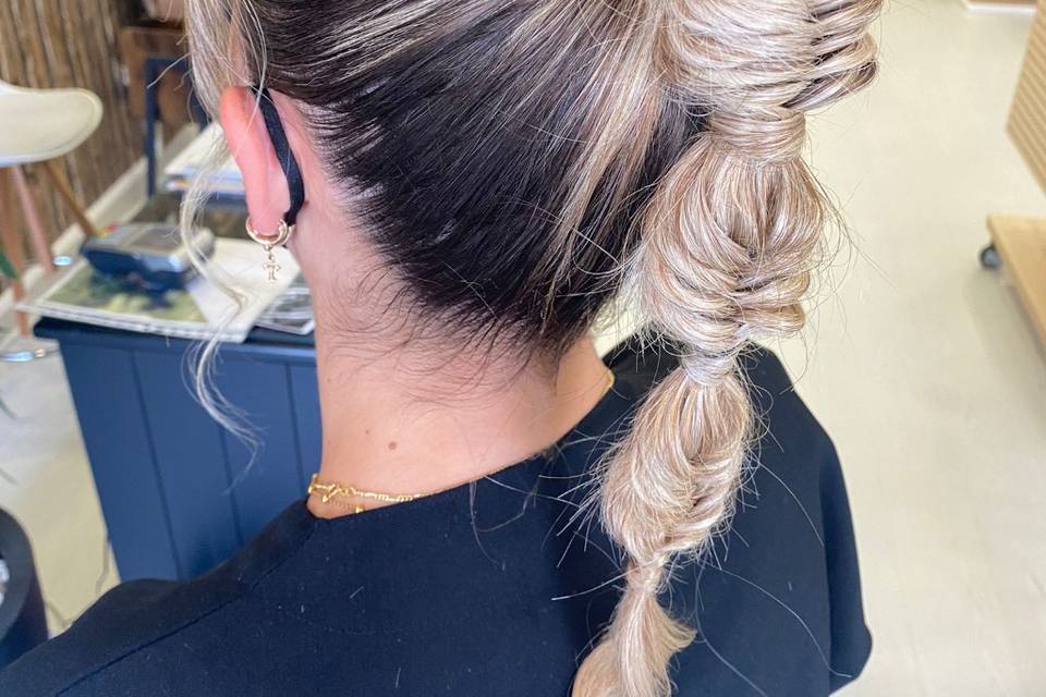 Coleta alta con trenza espiga