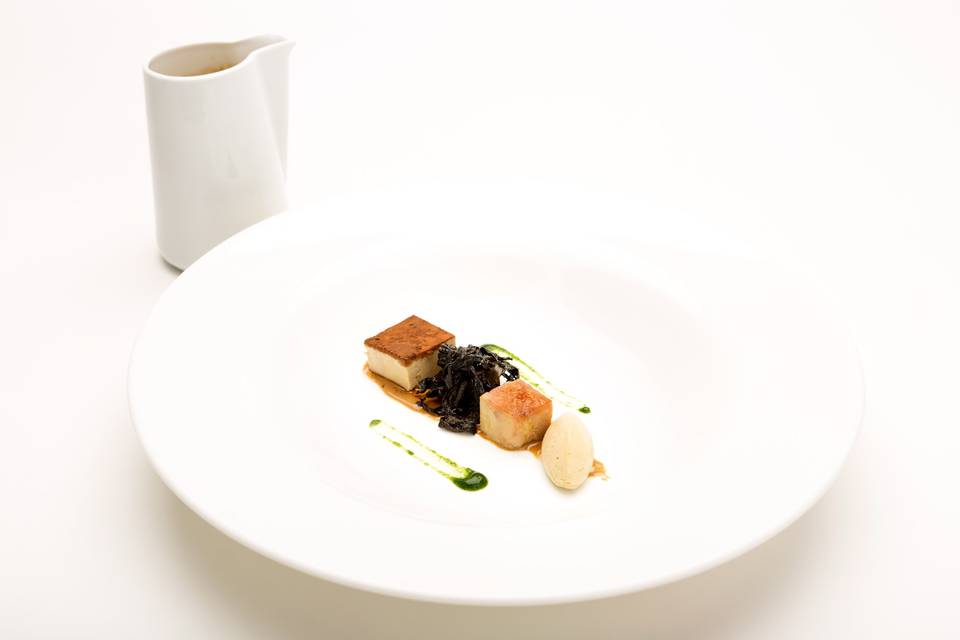 Crema de ceps, foie en texturas, praliné de avellanas y trompetas de la muerte