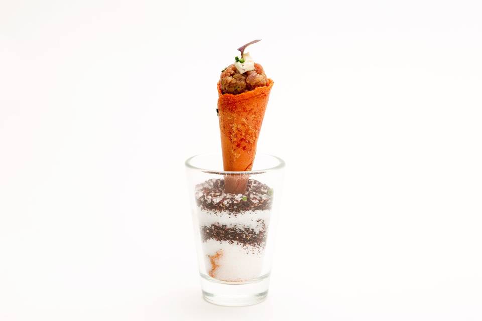 Tartar de ternera de Girona, cono de tomate y mostaza vegetal