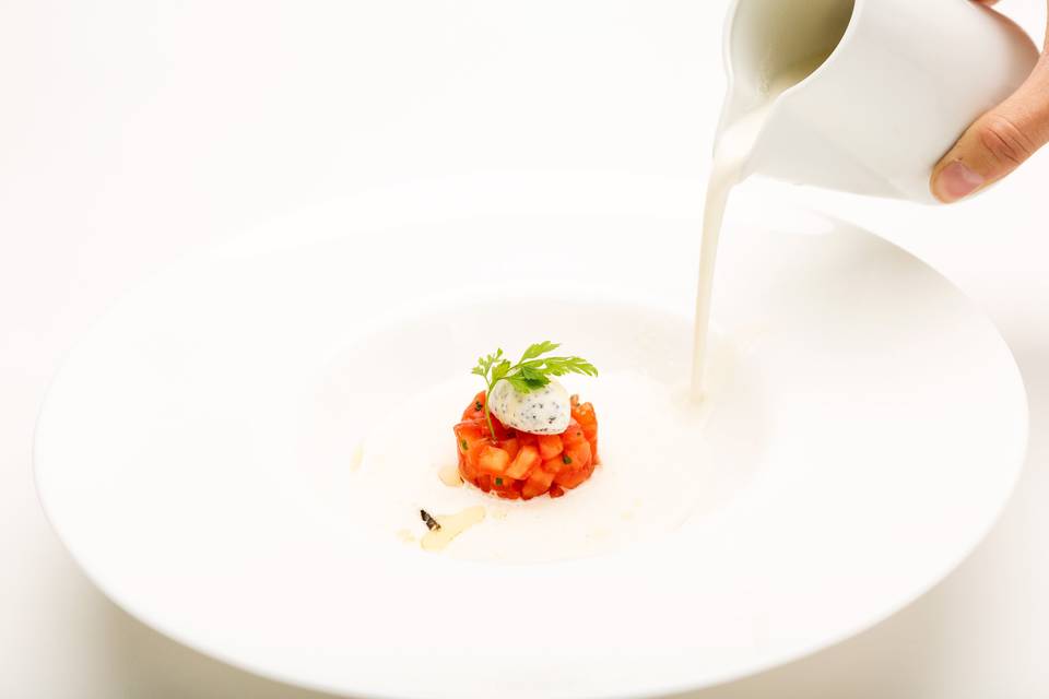 Tartar de tomate con crema de almendras, dátil Matjoul, carpaccio de gambas y aceite de argán