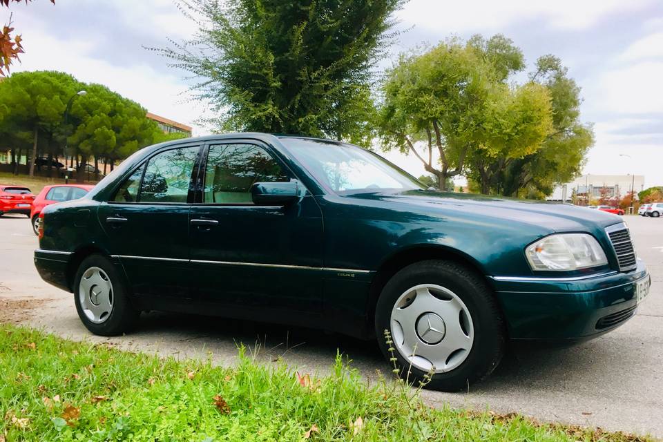 Coche elegante clásico para boda