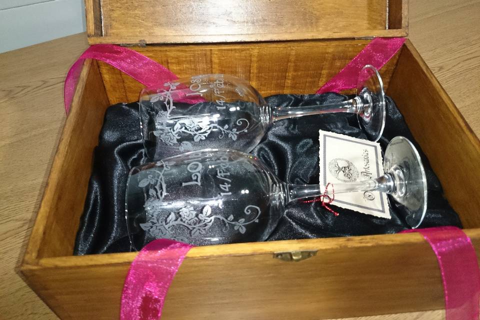 Copas de vino con caja de madera