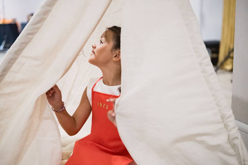 detalle_niña_en_tipi_lona