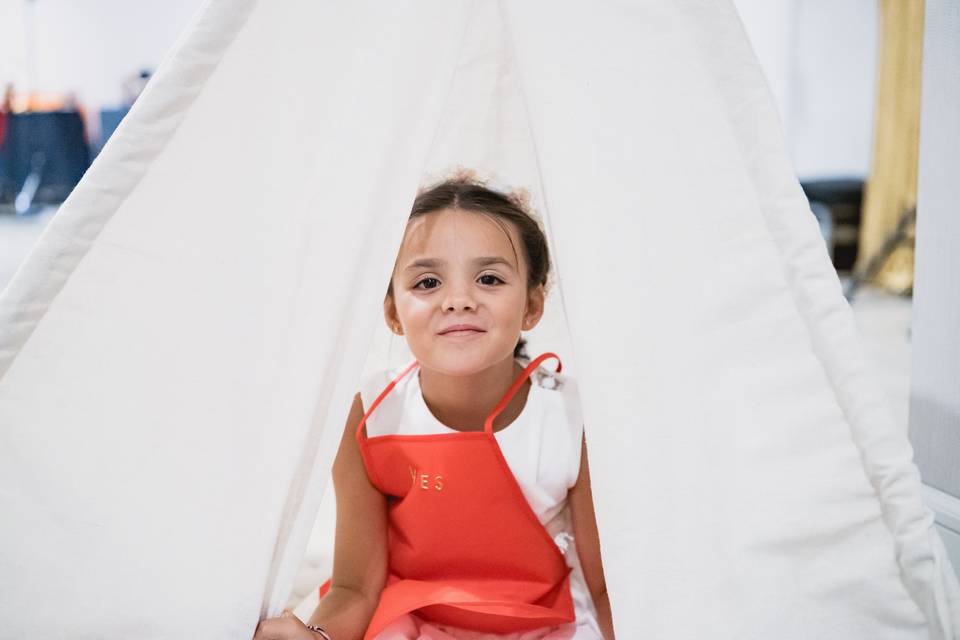 detalle_niña_en_tipie_blanco