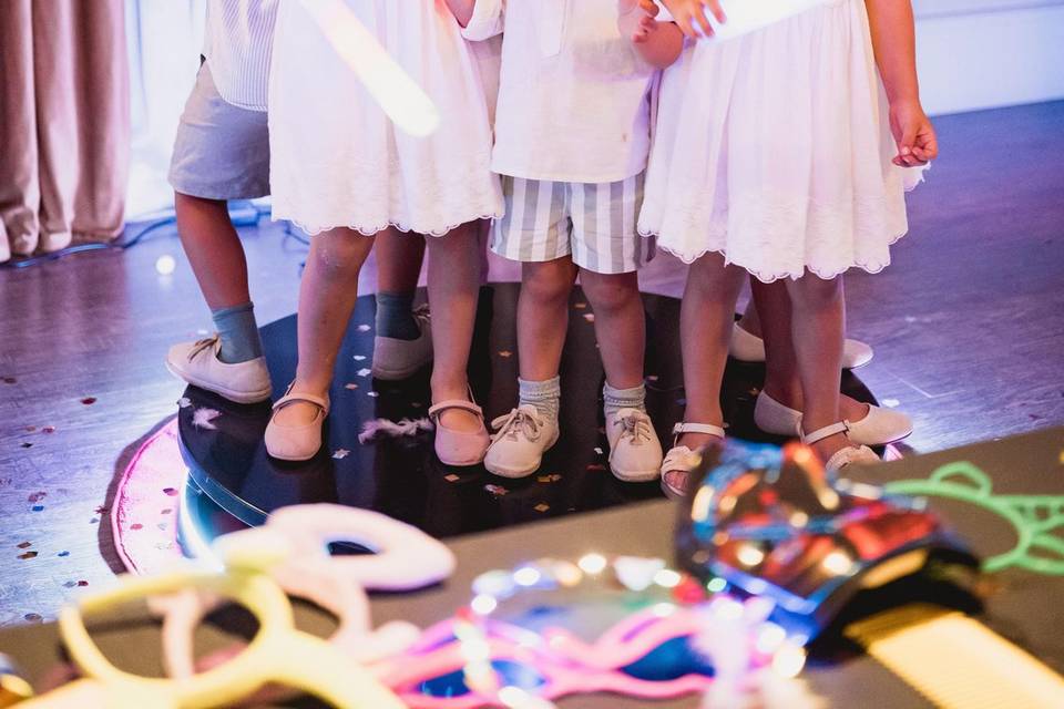 grupo_niños_accesorios_luminosos