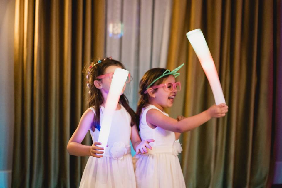 niñas_con_bastones_luminosos