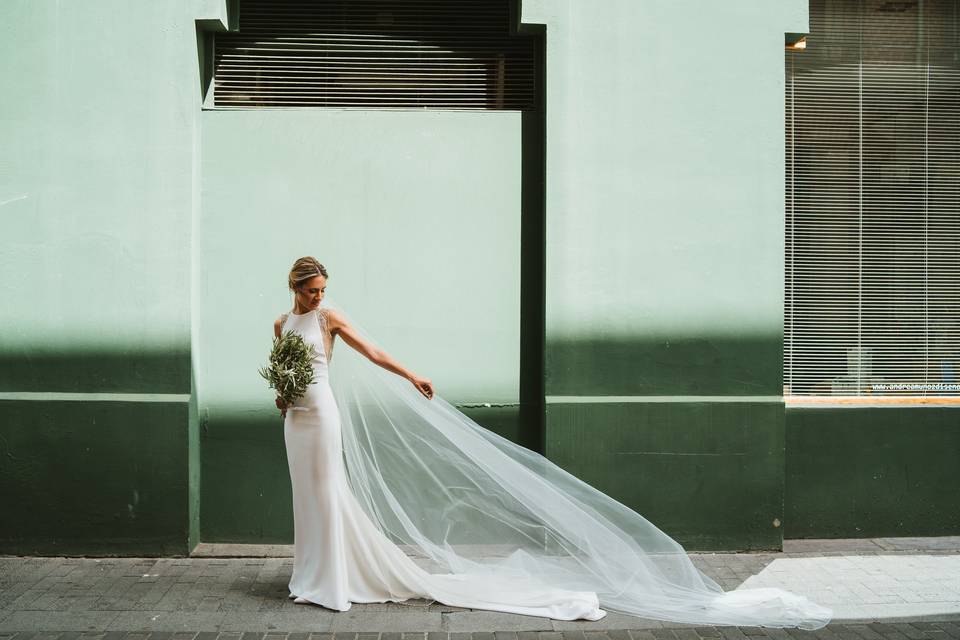 La novia al salir de casa