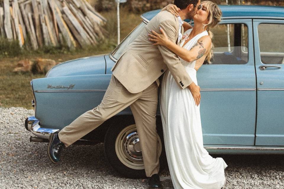 Los novios en el coche