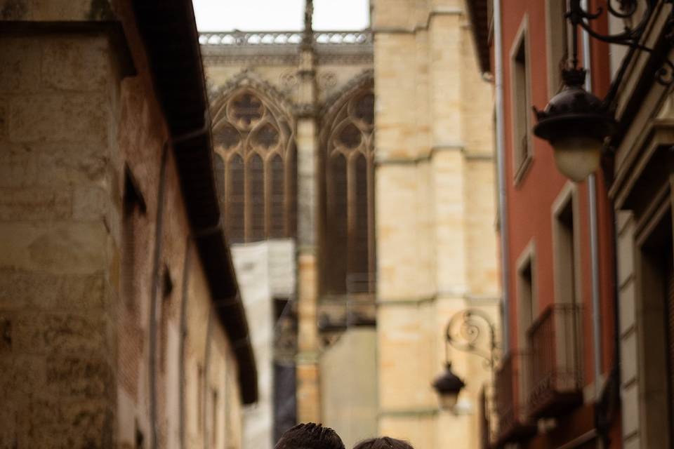 Los novios paseando