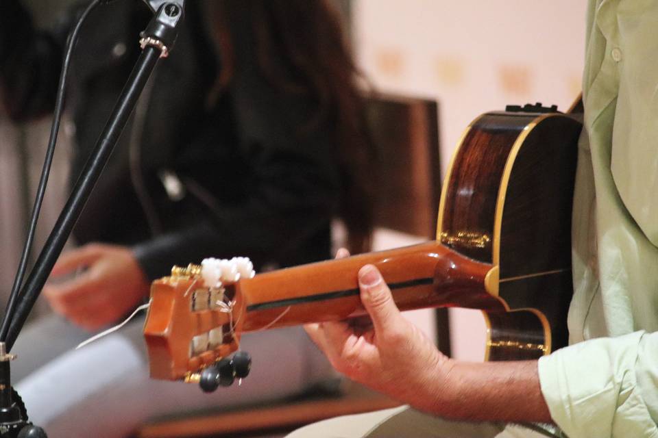 Javi Pereyra a la guitarra