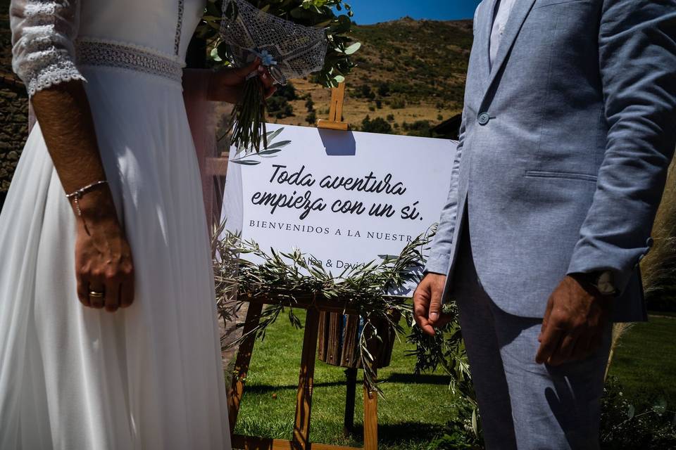 Novios en su boda en el hotel