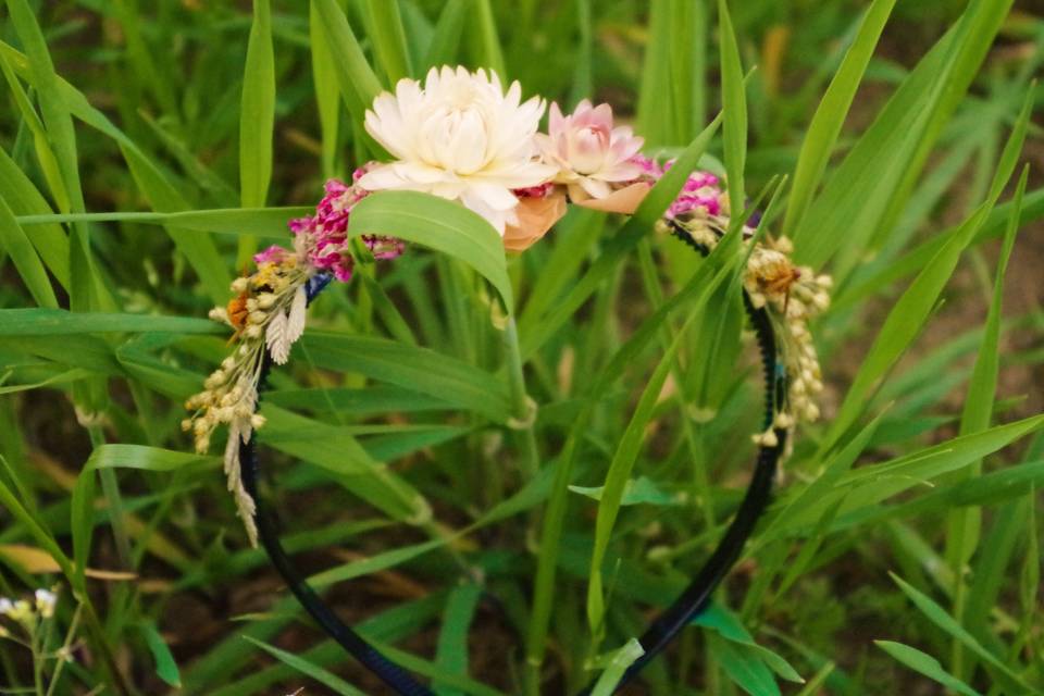 Tocado de flores variadas