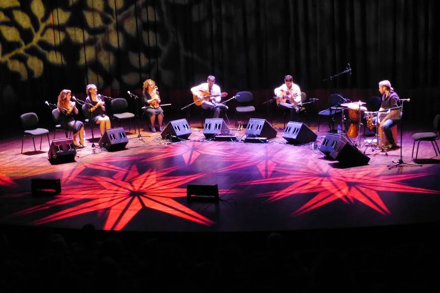 Encima del escenario