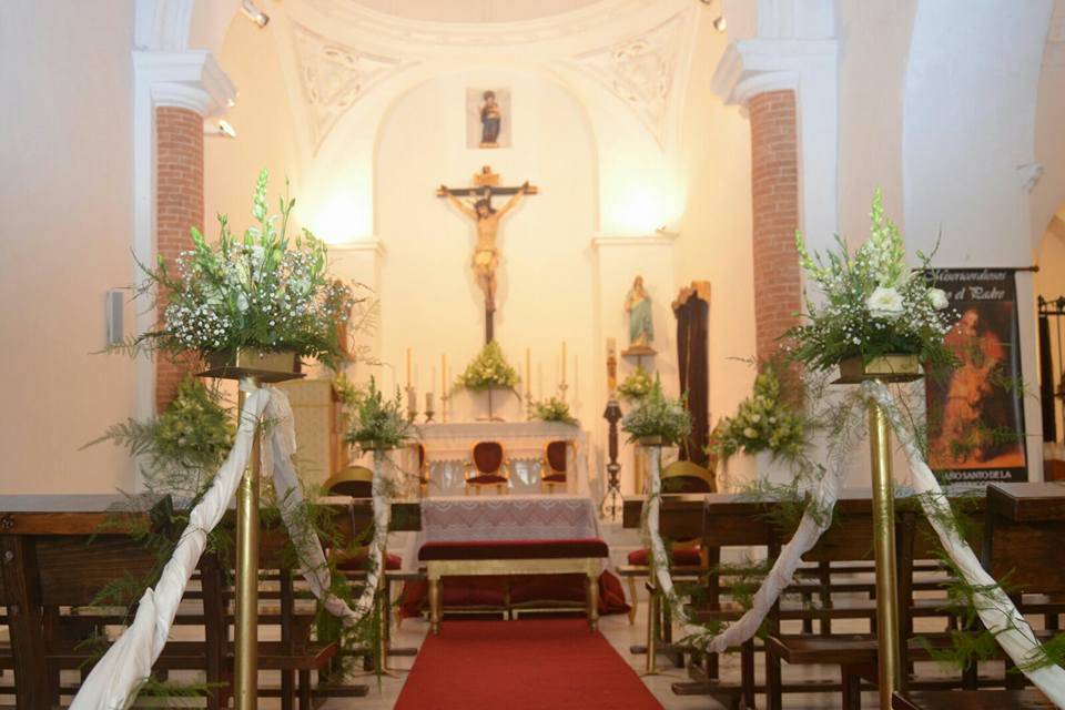 Iglesia decorada con motivos florales