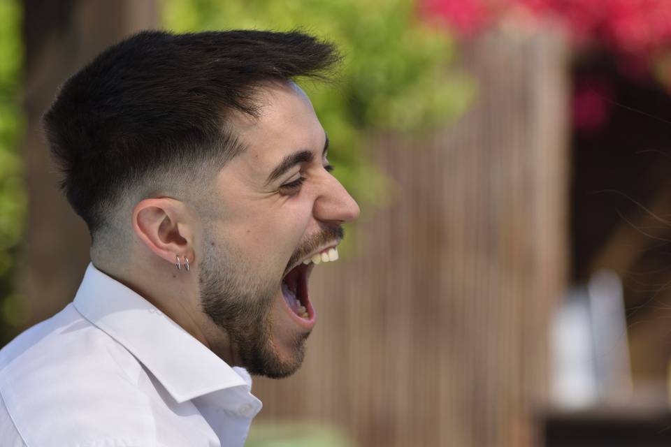 Invitado riendo