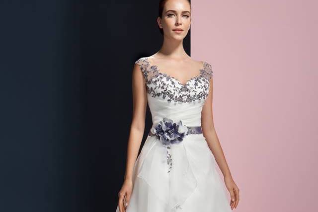 Vestido con detalles de color