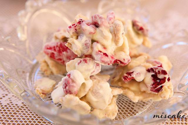 Rocas de chocolate y frutos rojos