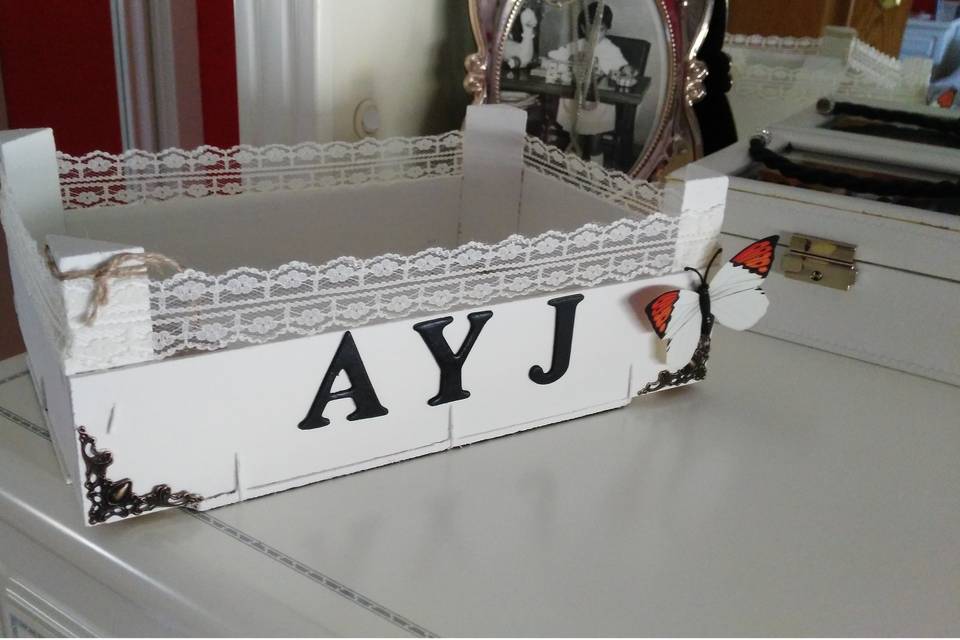 Caja de madera con vuestras iniciales