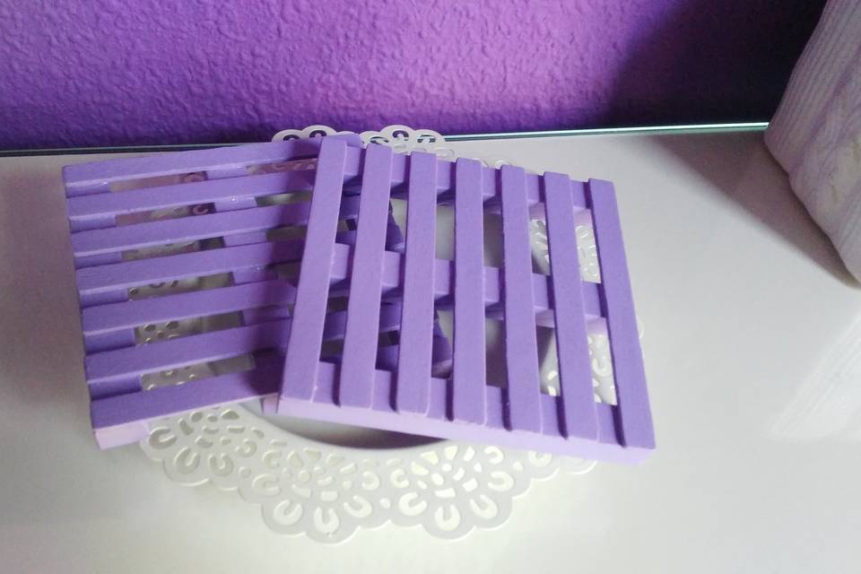 Posavasos de madera en lila