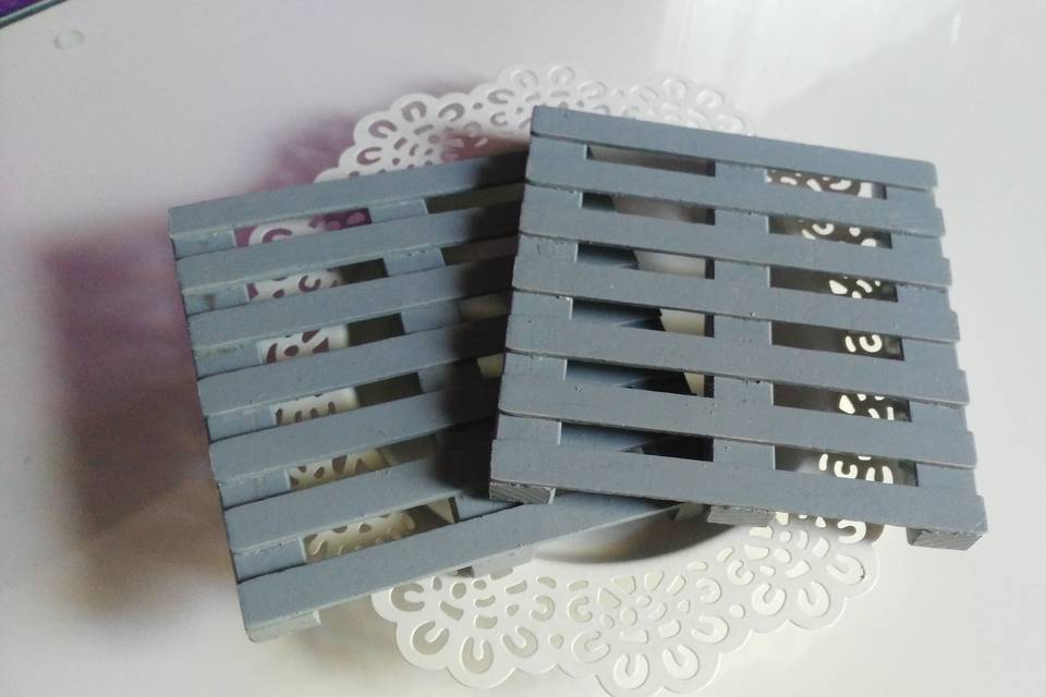 Posavasos en madera gris