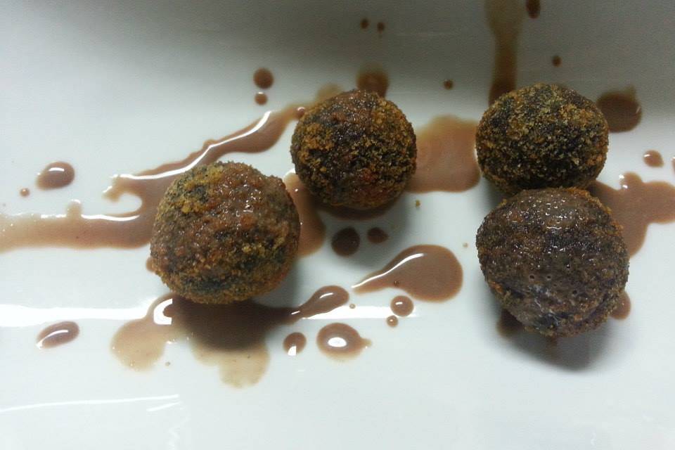 Bolitas de morcilla con salsa de chocolate