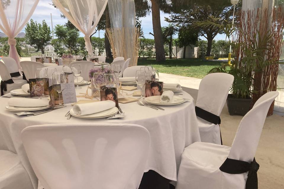 Mesa de evento en carpa