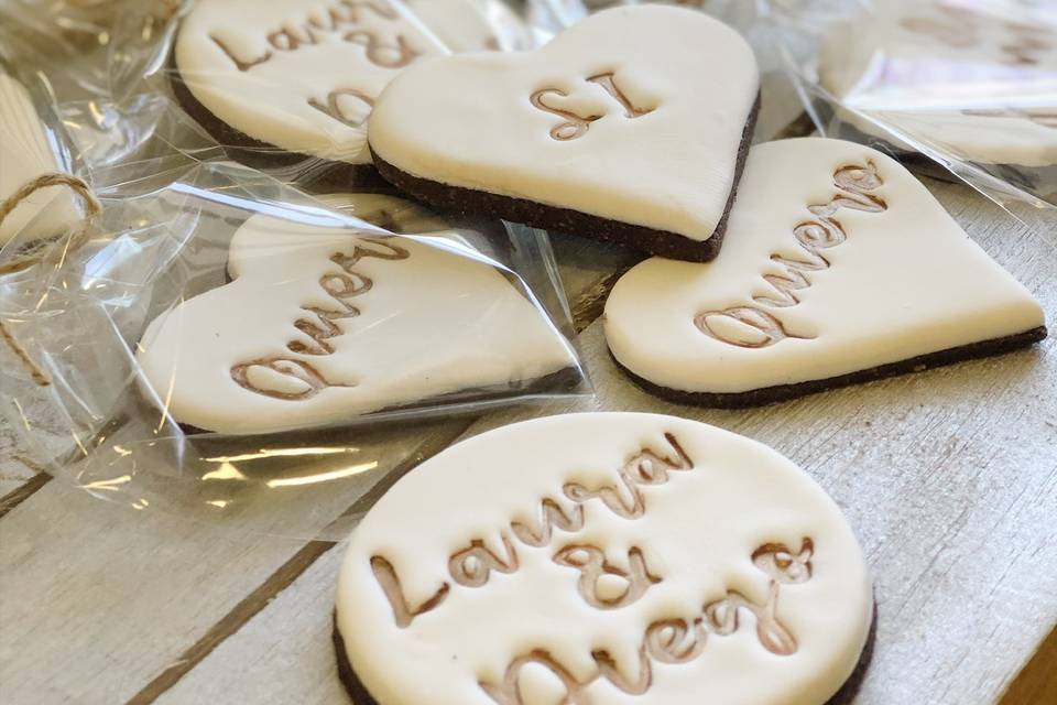 Galletas con el nombre de los novios y frases