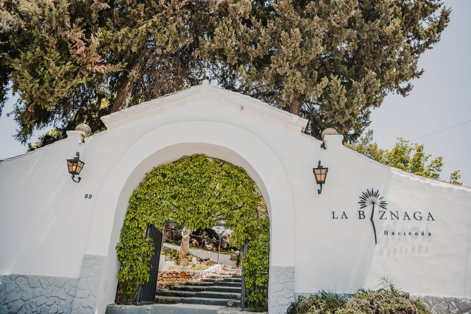 Entrada y jardín