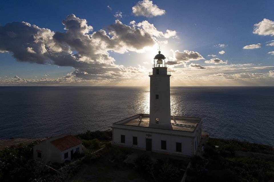 Faro al amanecer