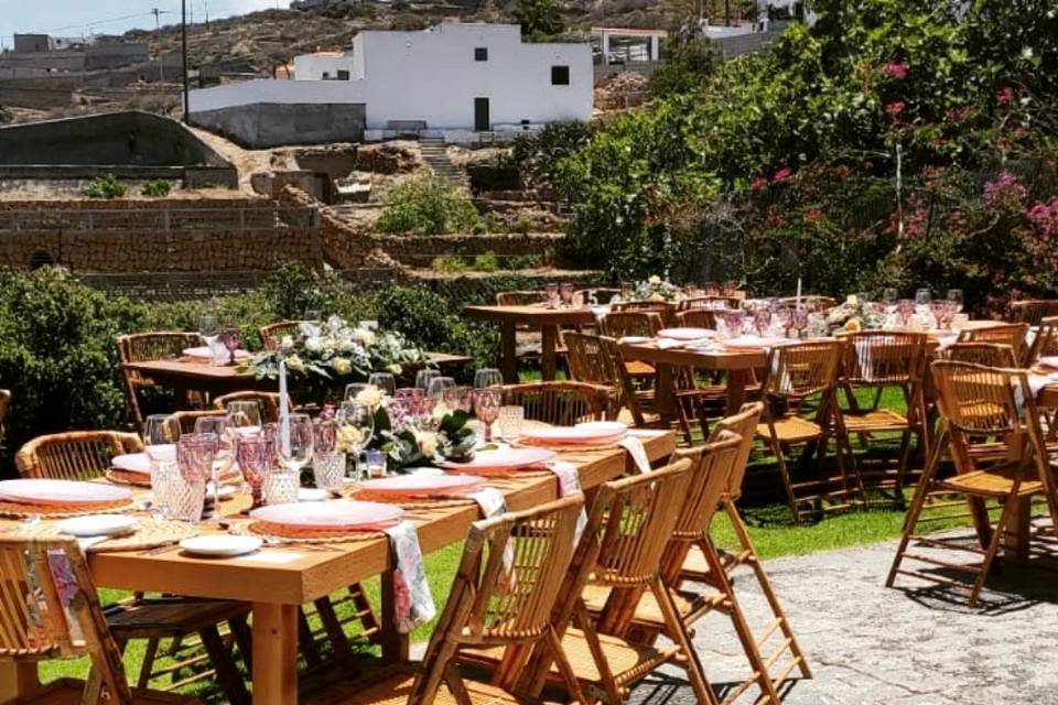 Banquete con mesas de madera