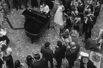 Piano bar