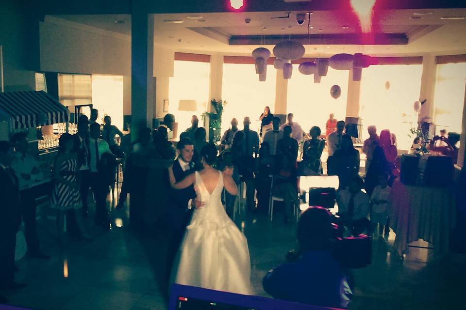 Baile inicial con los novios