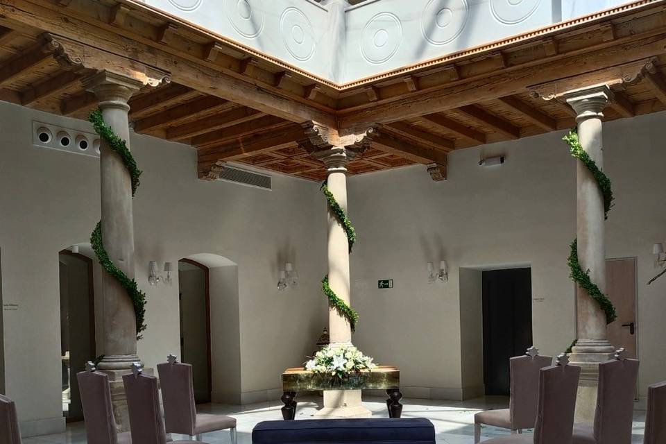 Patio con columnas de verde