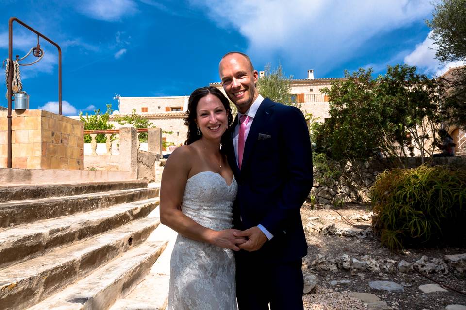 Novios frente la casa