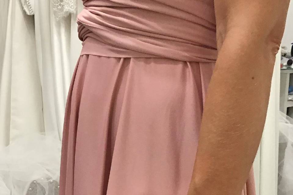 Vestido de invitada rosa y bolso