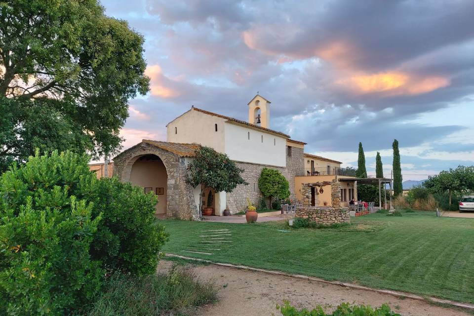 Casa, ermita y exterior