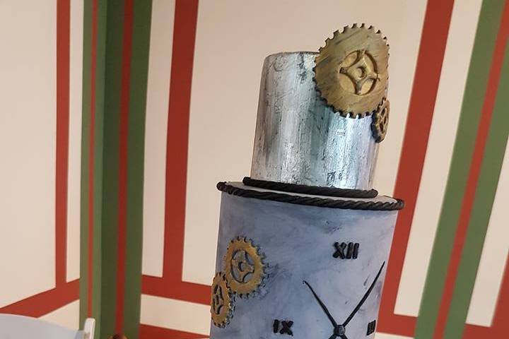 Tarta con cuerpo de reloj