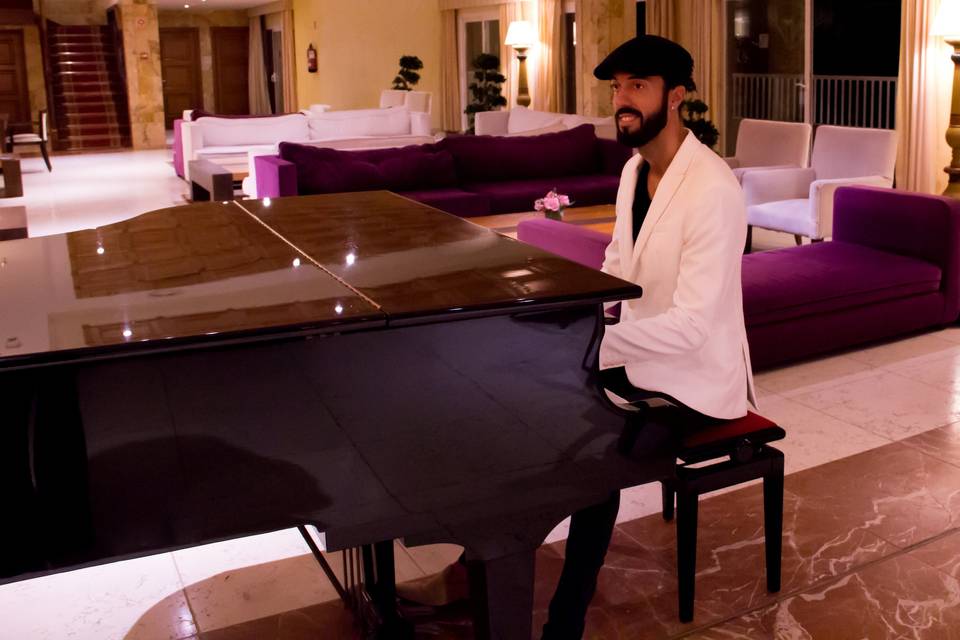 Antonio al piano