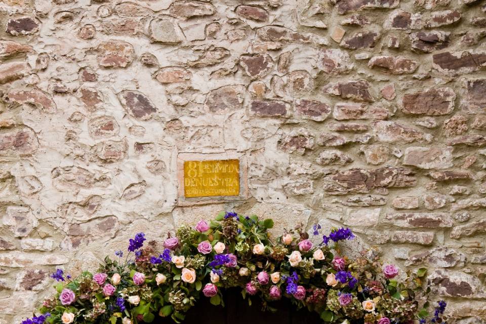 Arco floral de la iglesia