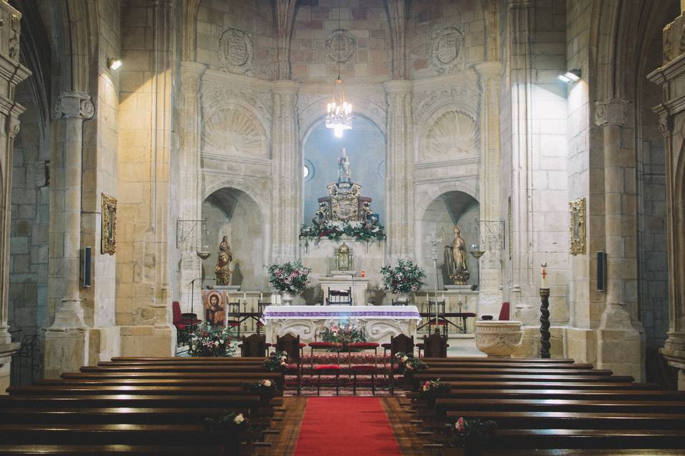 Decoración floral de la iglesia