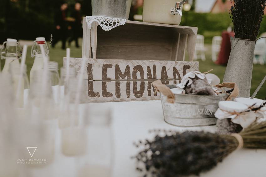 Mesa de limonada lavanda boda