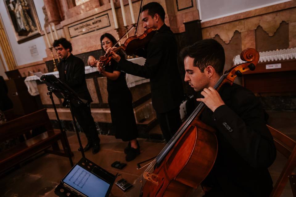 Trío y cantante. Basílica Lleó