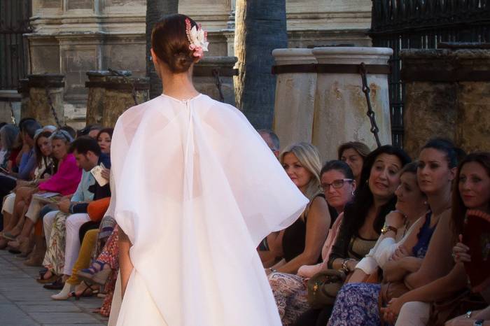 Traje con capa de organza