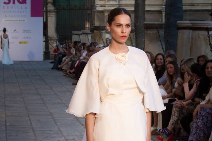 Traje con chaqueta de organza