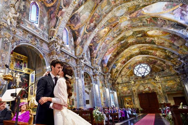 Beso en la iglesia