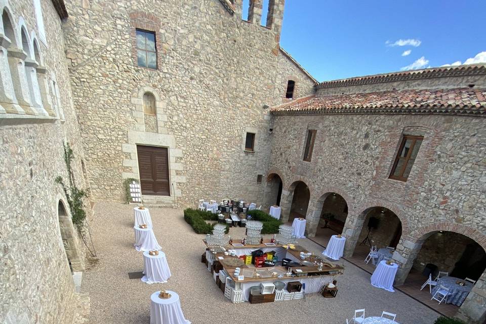 Aperitivo en el claustro