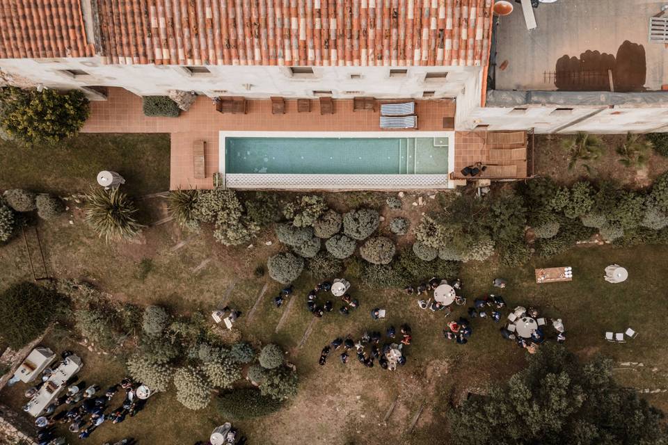 Jardín y piscina