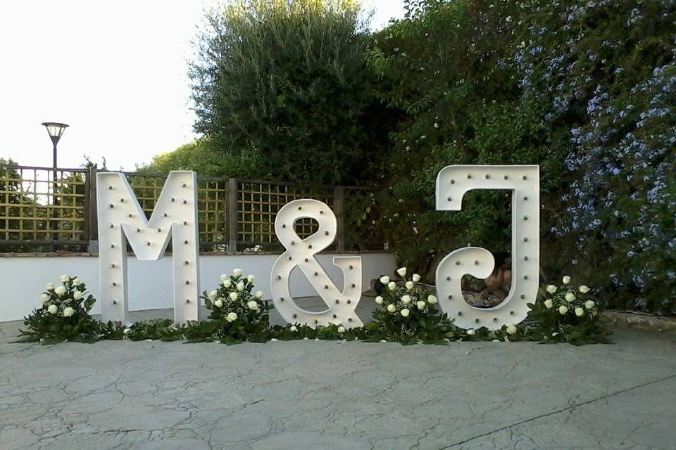 Conjunto de letras y flores