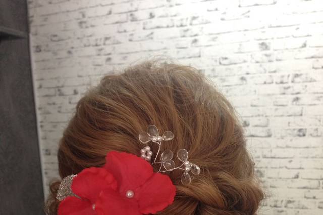Peineta con flores de nácar para adornar tu peinado de boda | Monic®